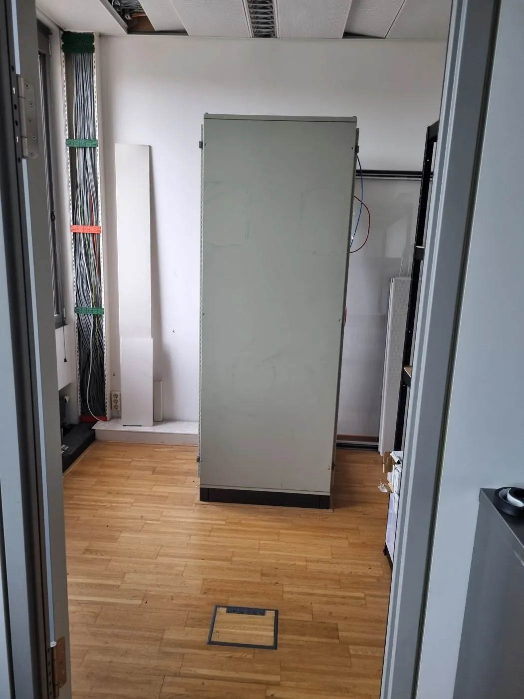 Serverraum nachher: geräumter Raum, Schrank frei zugänglich