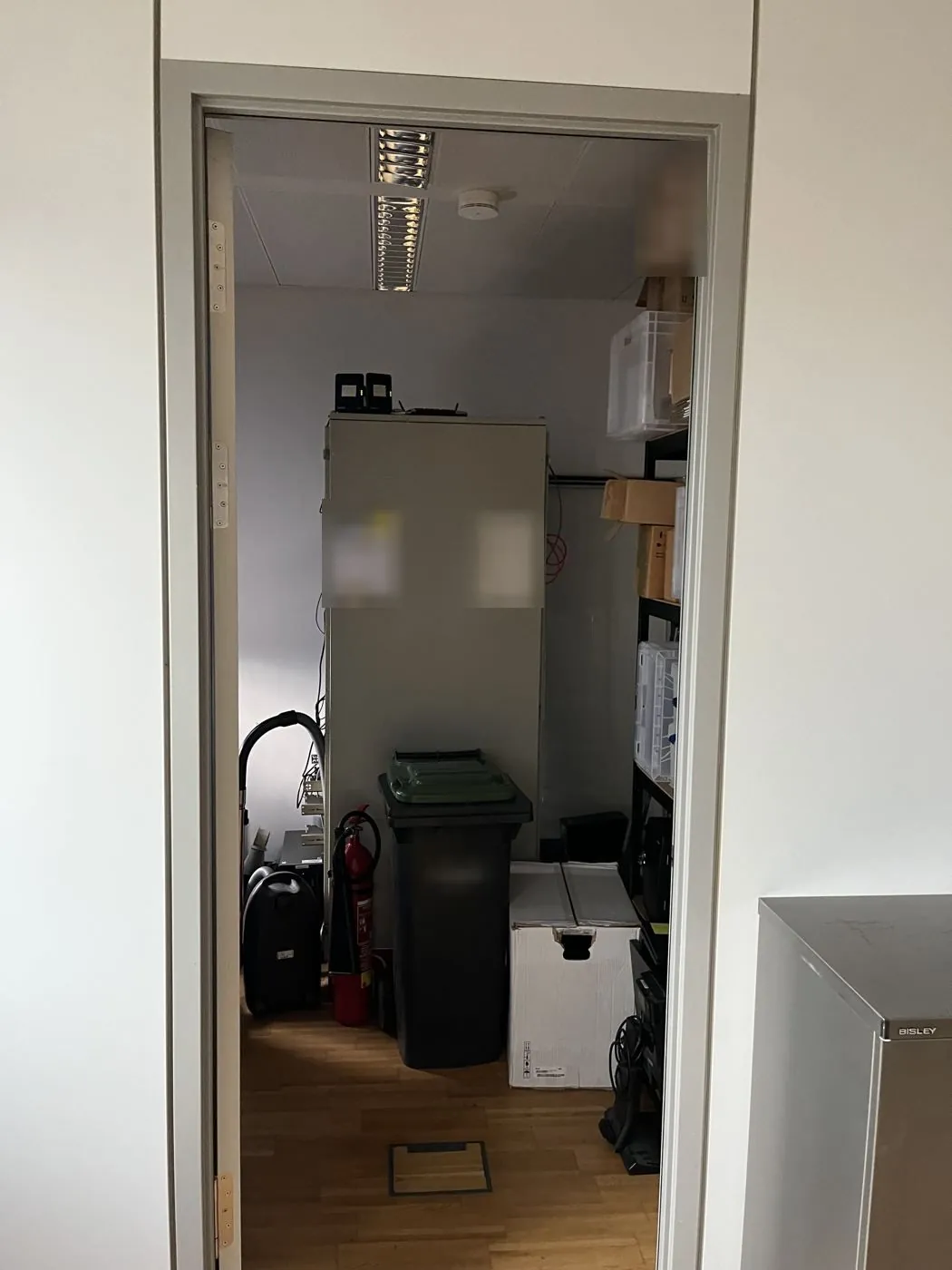 Serverraum vorher: Mülltonnen, Kartons und Ablagen vor dem Schrank